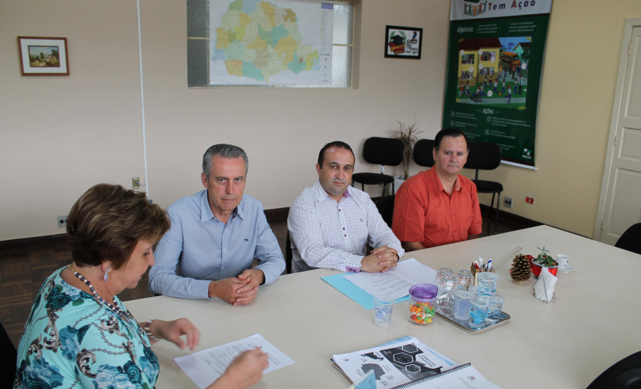 Celso Bernardo, Ines Carnieletto, Carlos Magno Bittencourt, Maiara Gabriela Fredrich (2° lugar), Gabriel Henrique Sobierai (1° lugar) e  Adilson Carlos Batista, da Secretaria do Estado da Educação, que representou a aluna Ana Caroline Truzzi (3° lugar).
