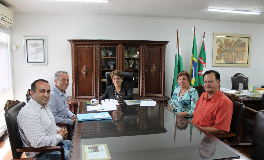 Celso Bernardo, Ines Carnieletto, Carlos Magno Bittencourt, Maiara Gabriela Fredrich (2° lugar), Gabriel Henrique Sobierai (1° lugar) e  Adilson Carlos Batista, da Secretaria do Estado da Educação, que representou a aluna Ana Caroline Truzzi (3° lugar).