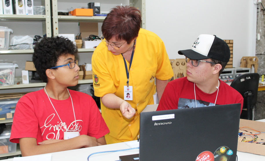 Além das oficinas ministradas pelos norte-americanos, também estão disponíveis mais de 18 cursos ministrados por universitários brasileiros e pela equipe de professores do Seed Lab.