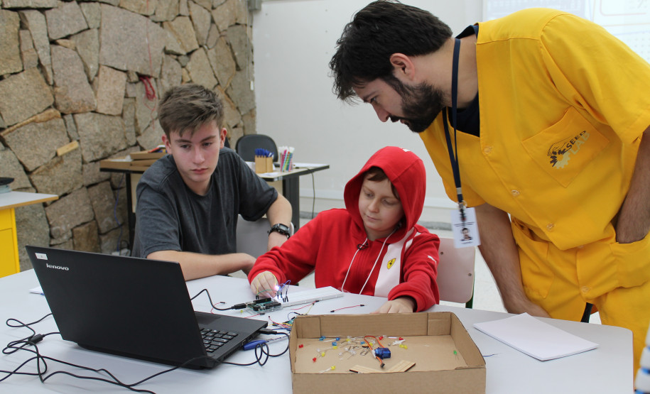 Além das oficinas ministradas pelos norte-americanos, também estão disponíveis mais de 18 cursos ministrados por universitários brasileiros e pela equipe de professores do Seed Lab.