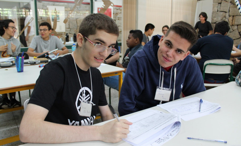 Além das oficinas ministradas pelos norte-americanos, também estão disponíveis mais de 18 cursos ministrados por universitários brasileiros e pela equipe de professores do Seed Lab.