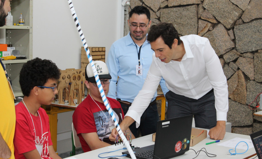 Além das oficinas ministradas pelos norte-americanos, também estão disponíveis mais de 18 cursos ministrados por universitários brasileiros e pela equipe de professores do Seed Lab.