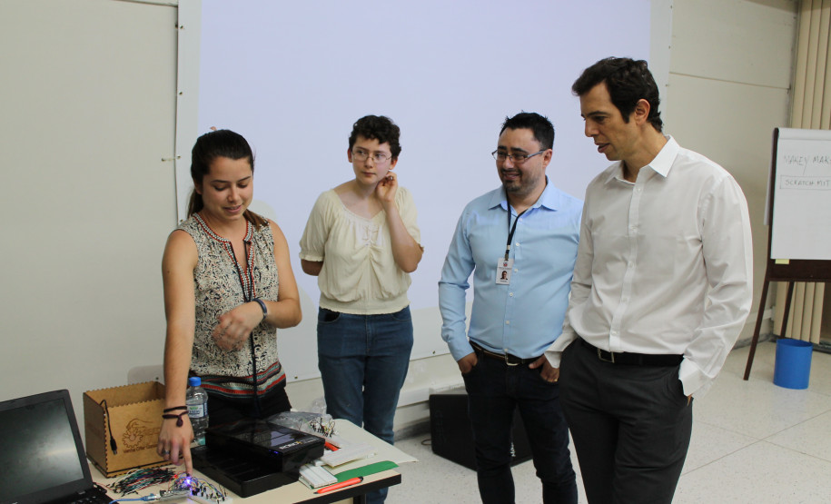 Além das oficinas ministradas pelos norte-americanos, também estão disponíveis mais de 18 cursos ministrados por universitários brasileiros e pela equipe de professores do Seed Lab.