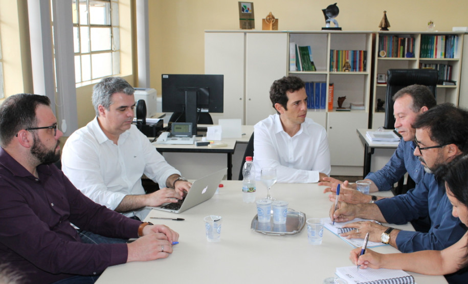 Atualmente, a distribuição ocorre em janeiro. Com a medida, os professores já saberão como ficará organizado seu próximo ano letivo antes de saírem de férias.