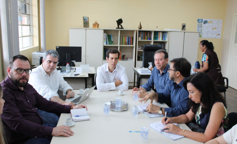 Atualmente, a distribuição ocorre em janeiro. Com a medida, os professores já saberão como ficará organizado seu próximo ano letivo antes de saírem de férias.