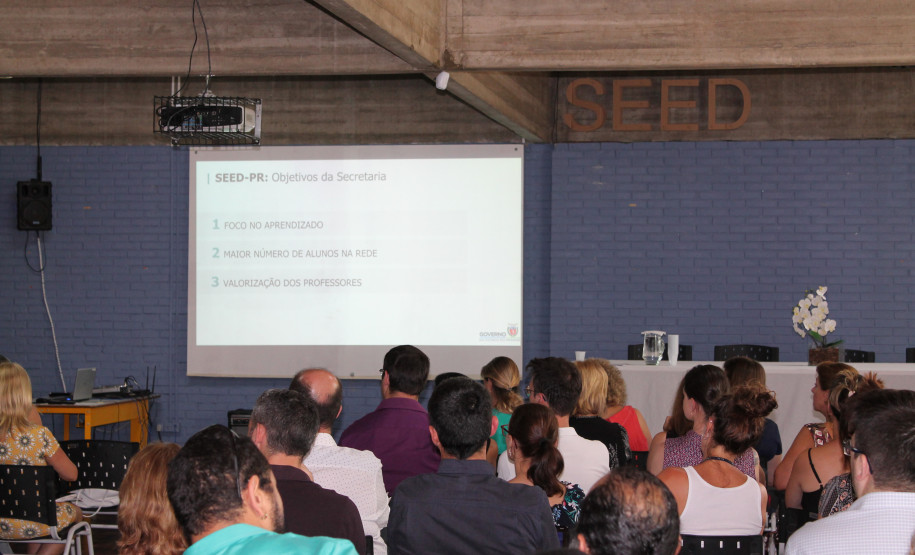 Na quarta-feira (16), os servidores vão participar das oficinas que serão replicadas no seminário. Serão trabalhadas seis oficinas temáticas: avaliação (diagnóstico), avaliação (plano de ação), liderança, hora atividade, tecnologia e inovação, e gestão de sala de aula.