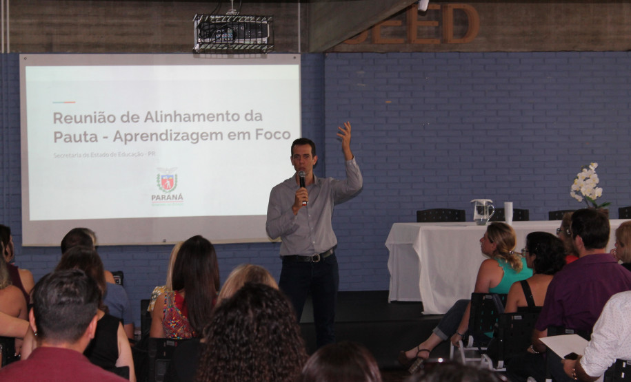 Na quarta-feira (16), os servidores vão participar das oficinas que serão replicadas no seminário. Serão trabalhadas seis oficinas temáticas: avaliação (diagnóstico), avaliação (plano de ação), liderança, hora atividade, tecnologia e inovação, e gestão de sala de aula.