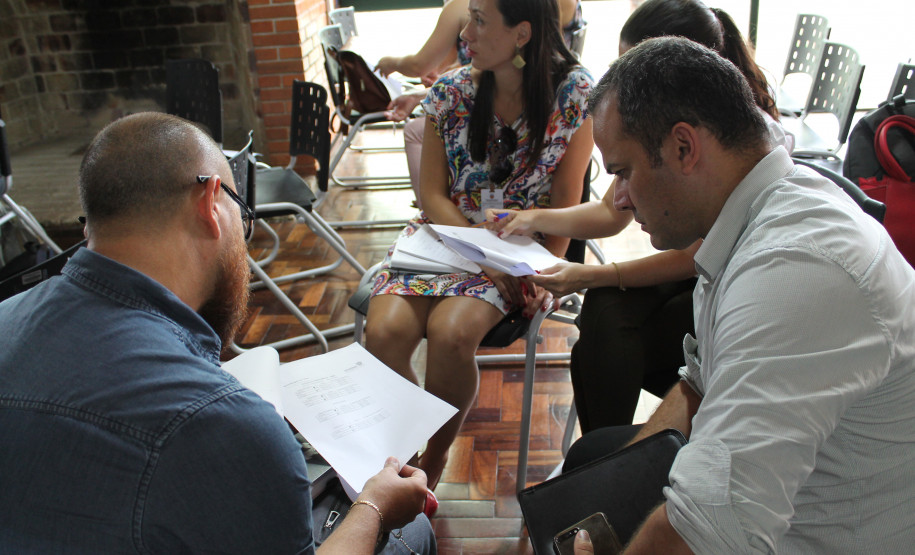 Na quarta-feira (16), os servidores vão participar das oficinas que serão replicadas no seminário. Serão trabalhadas seis oficinas temáticas: avaliação (diagnóstico), avaliação (plano de ação), liderança, hora atividade, tecnologia e inovação, e gestão de sala de aula.