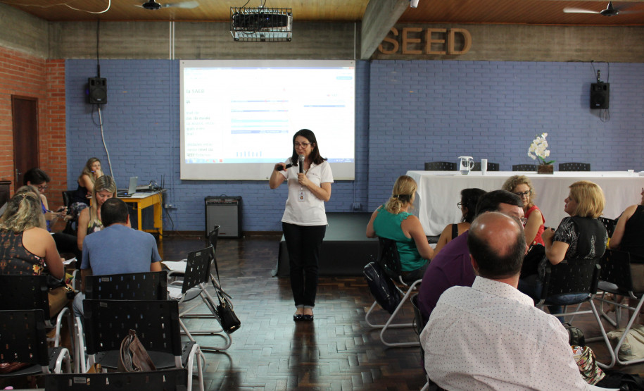 Na quarta-feira (16), os servidores vão participar das oficinas que serão replicadas no seminário. Serão trabalhadas seis oficinas temáticas: avaliação (diagnóstico), avaliação (plano de ação), liderança, hora atividade, tecnologia e inovação, e gestão de sala de aula.