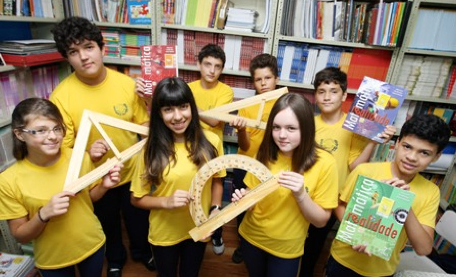 No Colégio Angelo Trevisan, em Curitiba, nove alunos receberam certificado de menção honrosa e aluna recebeu medalha de bronze na olimpíada.