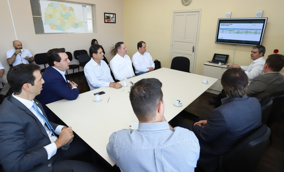 “Nossa meta é transformar o Paraná em referência na educação” O governador Carlos Massa Ratinho Junior, acompanhou a apresentação das diretrizes de trabalho da nova gestão para a Educação, em encontro com o secretário Renato Feder e funcionários da Secretaria de Educação e do Esporte.Curitiba, 17-01-19.Foto: Foto: Rodrigo Félix Leal