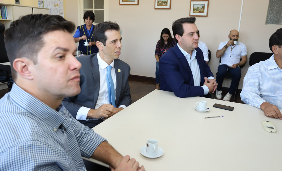 “Nossa meta é transformar o Paraná em referência na educação” O governador Carlos Massa Ratinho Junior, acompanhou a apresentação das diretrizes de trabalho da nova gestão para a Educação, em encontro com o secretário Renato Feder e funcionários da Secretaria de Educação e do Esporte.Curitiba, 17-01-19.Foto: Foto: Rodrigo Félix Leal