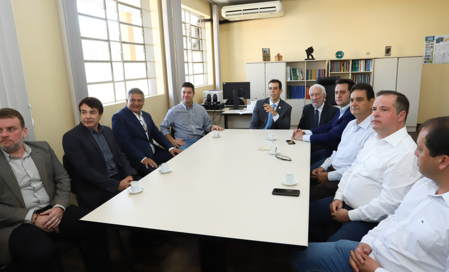 “Nossa meta é transformar o Paraná em referência na educação” O governador Carlos Massa Ratinho Junior, acompanhou a apresentação das diretrizes de trabalho da nova gestão para a Educação, em encontro com o secretário Renato Feder e funcionários da Secretaria de Educação e do Esporte.Curitiba, 17-01-19.Foto: Foto: Rodrigo Félix Leal