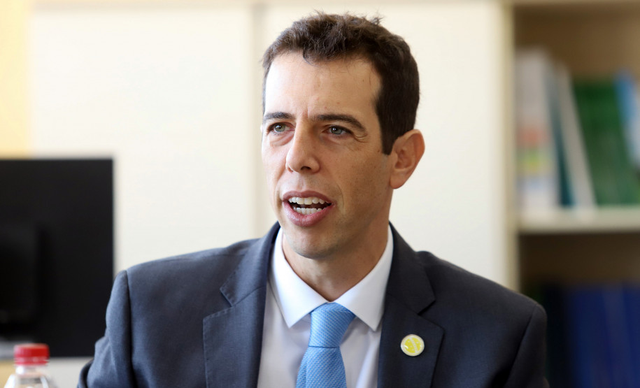 “Nossa meta é transformar o Paraná em referência na educação” O governador Carlos Massa Ratinho Junior, acompanhou a apresentação das diretrizes de trabalho da nova gestão para a Educação, em encontro com o secretário Renato Feder (foto) e funcionários da Secretaria de Educação e do Esporte.Curitiba, 17-01-19.Foto: Foto: Rodrigo Félix Leal