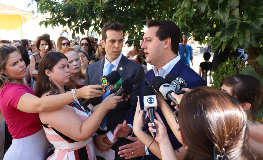 “Nossa meta é transformar o Paraná em referência na educação” O governador Carlos Massa Ratinho Junior, acompanhou a apresentação das diretrizes de trabalho da nova gestão para a Educação, em encontro com o secretário Renato Feder e funcionários da Secretaria de Educação e do Esporte.Curitiba, 17-01-19.Foto: Foto: Rodrigo Félix Leal