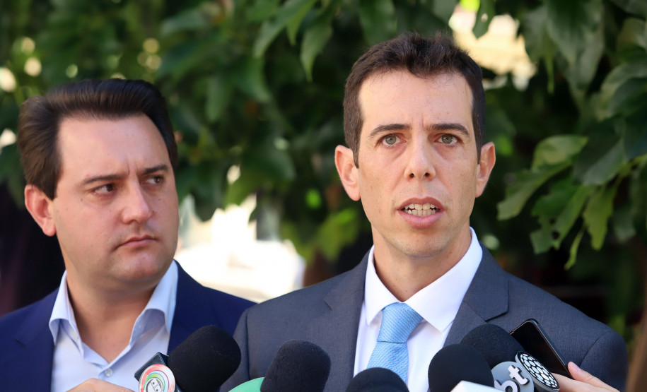 “Nossa meta é transformar o Paraná em referência na educação” O governador Carlos Massa Ratinho Junior, acompanhou a apresentação das diretrizes de trabalho da nova gestão para a Educação, em encontro com o secretário Renato Feder e funcionários da Secretaria de Educação e do Esporte.Curitiba, 17-01-19.Foto: Foto: Rodrigo Félix Leal