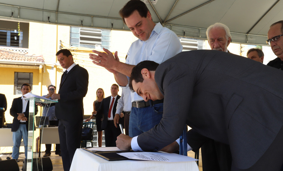 “Nossa meta é transformar o Paraná em referência na educação” O governador Carlos Massa Ratinho Junior, acompanhou a apresentação das diretrizes de trabalho da nova gestão para a Educação, em encontro com o secretário Renato Feder e funcionários da Secretaria de Educação e do Esporte.Curitiba, 17-01-19.Foto: Foto: Rodrigo Félix Leal