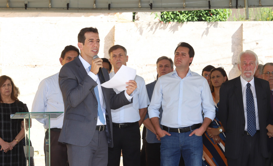 “Nossa meta é transformar o Paraná em referência na educação” O governador Carlos Massa Ratinho Junior, acompanhou a apresentação das diretrizes de trabalho da nova gestão para a Educação, em encontro com o secretário Renato Feder e funcionários da Secretaria de Educação e do Esporte.Curitiba, 17-01-19.Foto: Foto: Rodrigo Félix Leal