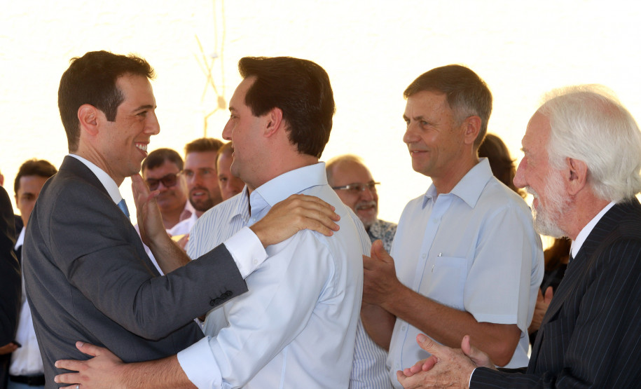 “Nossa meta é transformar o Paraná em referência na educação” O governador Carlos Massa Ratinho Junior, acompanhou a apresentação das diretrizes de trabalho da nova gestão para a Educação, em encontro com o secretário Renato Feder e funcionários da Secretaria de Educação e do Esporte.Curitiba, 17-01-19.Foto: Foto: Rodrigo Félix Leal