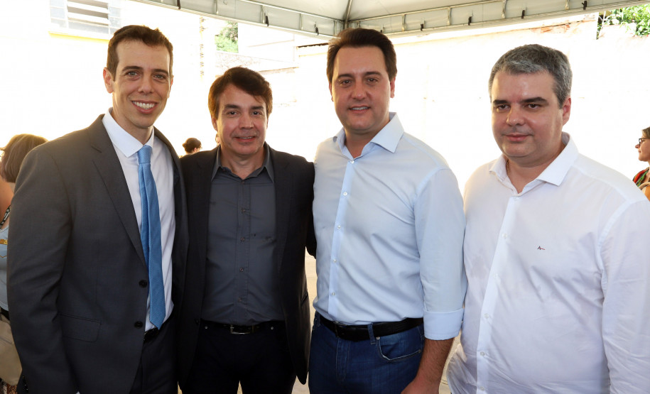 “Nossa meta é transformar o Paraná em referência na educação” O governador Carlos Massa Ratinho Junior, acompanhou a apresentação das diretrizes de trabalho da nova gestão para a Educação, em encontro com o secretário Renato Feder e funcionários da Secretaria de Educação e do Esporte.Curitiba, 17-01-19.Foto: Foto: Rodrigo Félix Leal