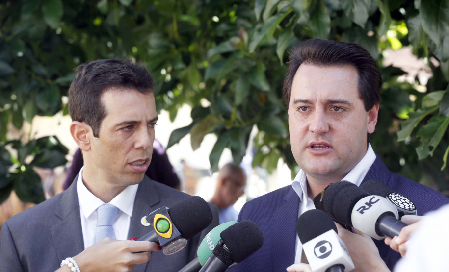 “Nossa meta é transformar o Paraná em referência na educação” O governador Carlos Massa Ratinho Junior, acompanhou a apresentação das diretrizes de trabalho da nova gestão para a Educação, em encontro com o secretário Renato Feder e funcionários da Secretaria de Educação e do Esporte.Curitiba, 17-01-19.Foto: Arnaldo Alves / ANPr.