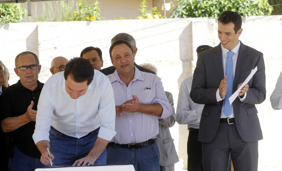“Nossa meta é transformar o Paraná em referência na educação” O governador Carlos Massa Ratinho Junior, acompanhou a apresentação das diretrizes de trabalho da nova gestão para a Educação, em encontro com o secretário Renato Feder e funcionários da Secretaria de Educação e do Esporte.Curitiba, 17-01-19.Foto: Arnaldo Alves / ANPr.