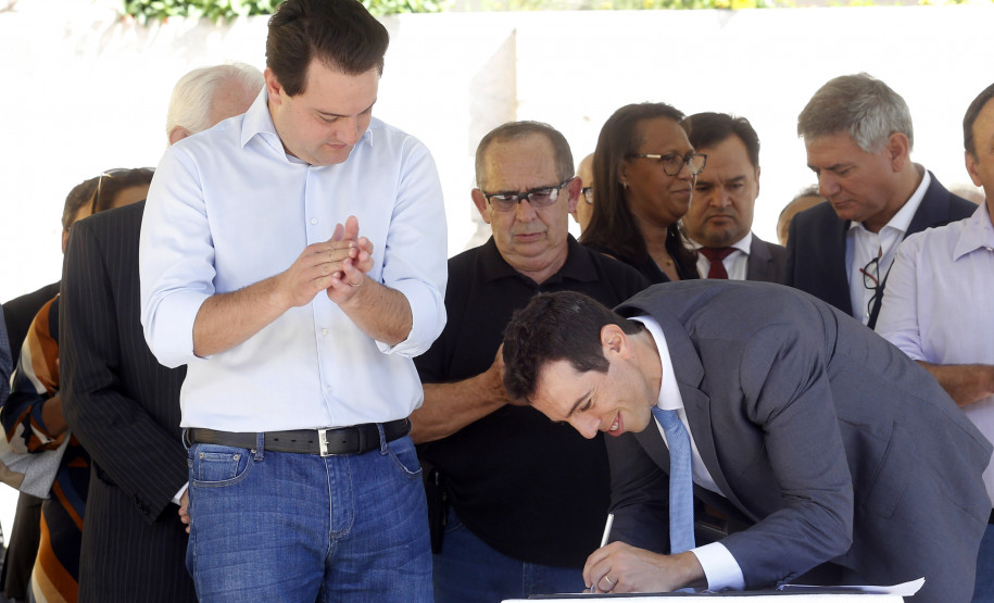 “Nossa meta é transformar o Paraná em referência na educação” O governador Carlos Massa Ratinho Junior, acompanhou a apresentação das diretrizes de trabalho da nova gestão para a Educação, em encontro com o secretário Renato Feder e funcionários da Secretaria de Educação e do Esporte.Curitiba, 17-01-19.Foto: Arnaldo Alves / ANPr.