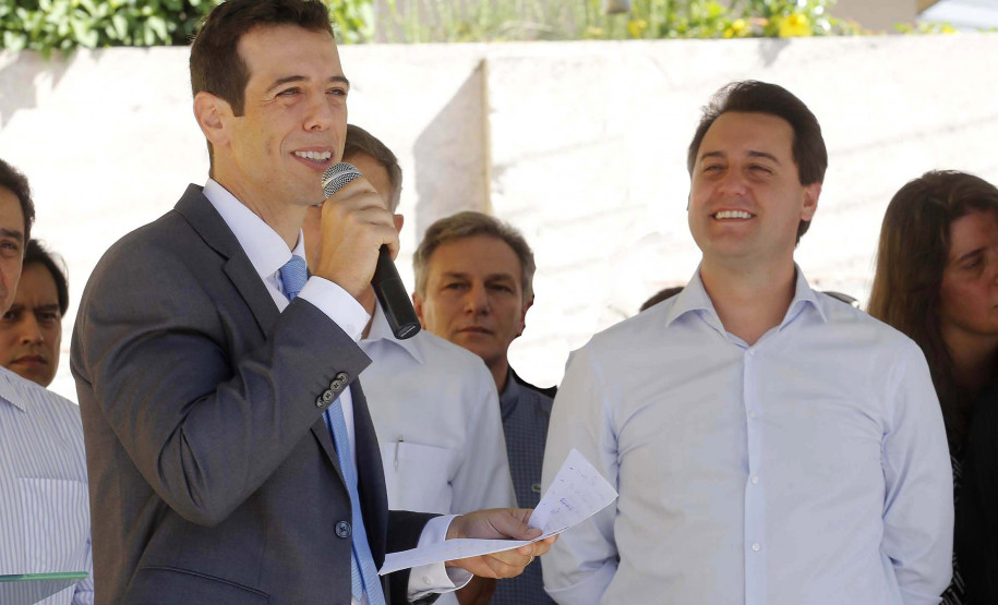 “Nossa meta é transformar o Paraná em referência na educação” O governador Carlos Massa Ratinho Junior, acompanhou a apresentação das diretrizes de trabalho da nova gestão para a Educação, em encontro com o secretário Renato Feder e funcionários da Secretaria de Educação e do Esporte.Curitiba, 17-01-19.Foto: Arnaldo Alves / ANPr.