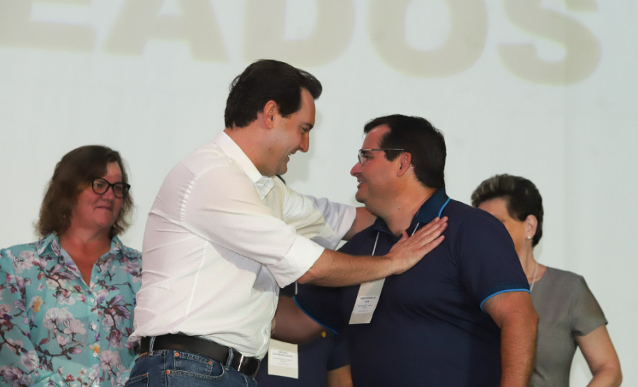 As escolas estaduais com as melhores notas e maior crescimento no Índice de Desenvolvimento da Educação Básica (Ideb) das regiões Sudoeste, Oeste, Centro e Centro-Sul foram premiadas nessa terça-feira (22), pela Secretaria de Estado da Educação na abertua do Seminário de Diretores – Aprendizagem em Foco 2019, realizado em Pinhão, no Centro-Sul do Estado.