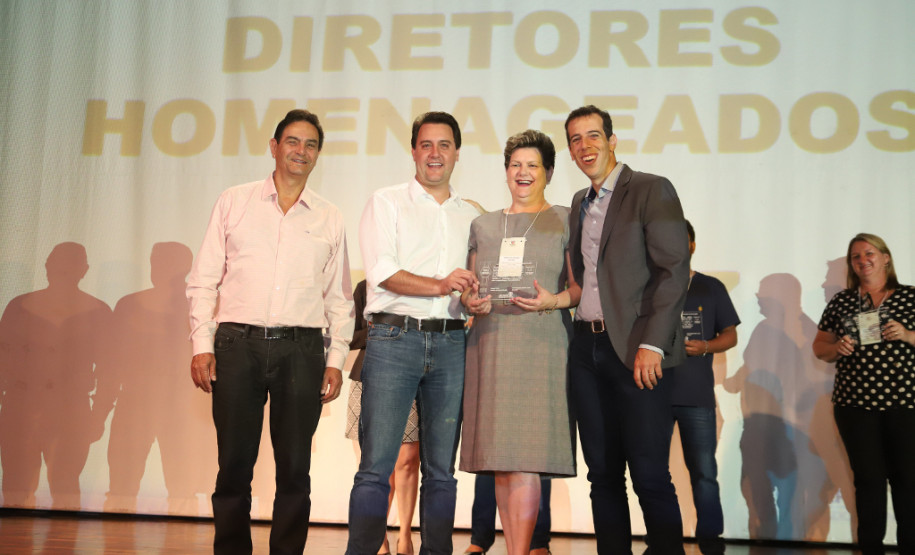 As escolas estaduais com as melhores notas e maior crescimento no Índice de Desenvolvimento da Educação Básica (Ideb) das regiões Sudoeste, Oeste, Centro e Centro-Sul foram premiadas nessa terça-feira (22), pela Secretaria de Estado da Educação na abertua do Seminário de Diretores – Aprendizagem em Foco 2019, realizado em Pinhão, no Centro-Sul do Estado.