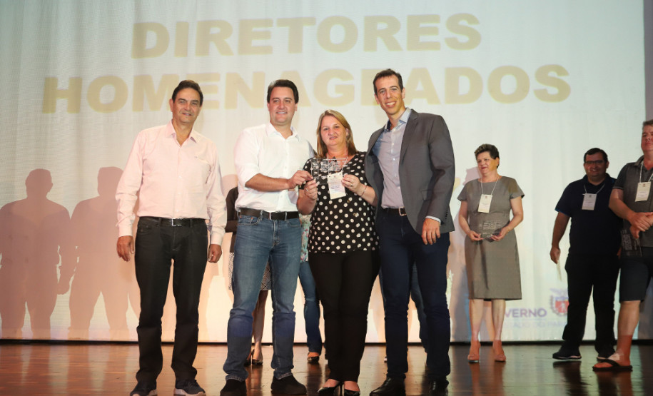 As escolas estaduais com as melhores notas e maior crescimento no Índice de Desenvolvimento da Educação Básica (Ideb) das regiões Sudoeste, Oeste, Centro e Centro-Sul foram premiadas nessa terça-feira (22), pela Secretaria de Estado da Educação na abertua do Seminário de Diretores – Aprendizagem em Foco 2019, realizado em Pinhão, no Centro-Sul do Estado.