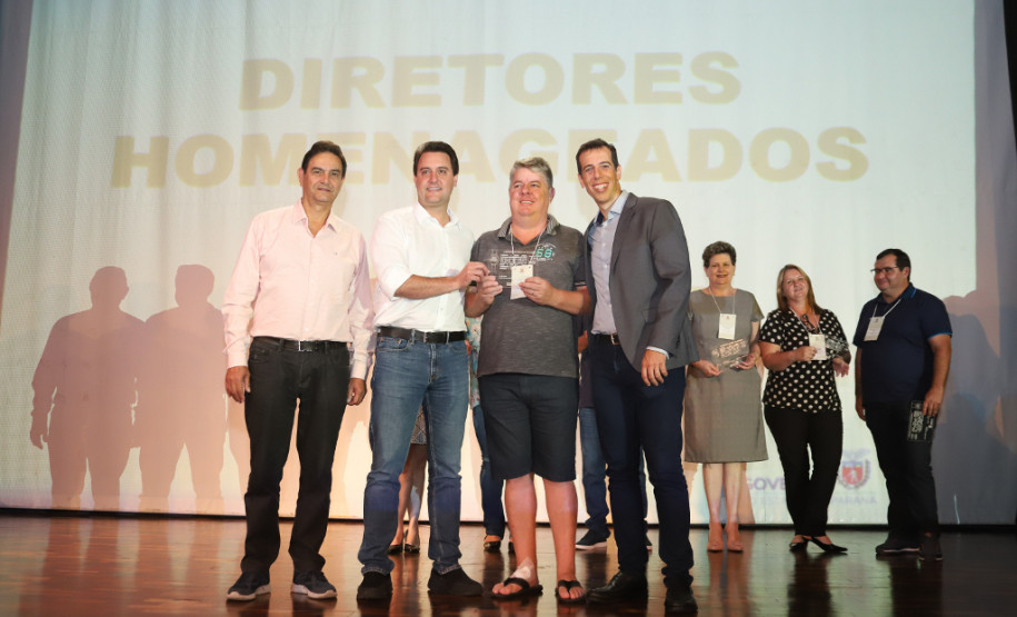 As escolas estaduais com as melhores notas e maior crescimento no Índice de Desenvolvimento da Educação Básica (Ideb) das regiões Sudoeste, Oeste, Centro e Centro-Sul foram premiadas nessa terça-feira (22), pela Secretaria de Estado da Educação na abertua do Seminário de Diretores – Aprendizagem em Foco 2019, realizado em Pinhão, no Centro-Sul do Estado.