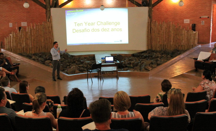 Nos dois dias de cursos os servidores participaram de oficinas de avaliação (diagnóstico e plano de ação), liderança, hora atividade, tecnologia e inovação, e gestão de sala de aula.