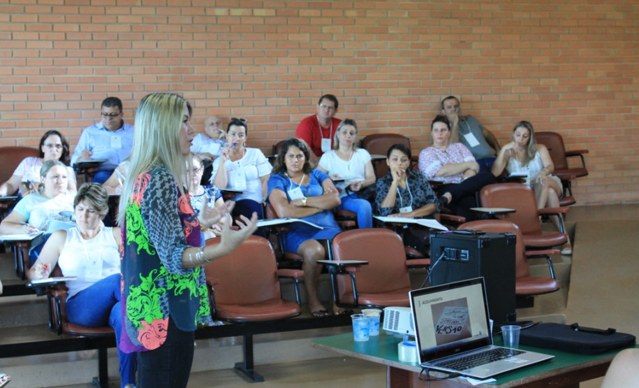 Nos dois dias de cursos os servidores participaram de oficinas de avaliação (diagnóstico e plano de ação), liderança, hora atividade, tecnologia e inovação, e gestão de sala de aula.
