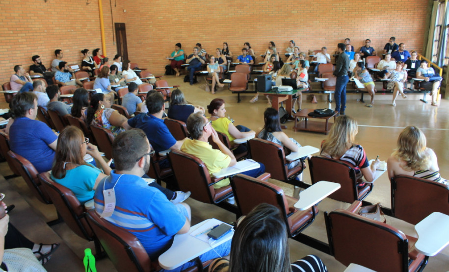 Nos dois dias de cursos os servidores participaram de oficinas de avaliação (diagnóstico e plano de ação), liderança, hora atividade, tecnologia e inovação, e gestão de sala de aula.