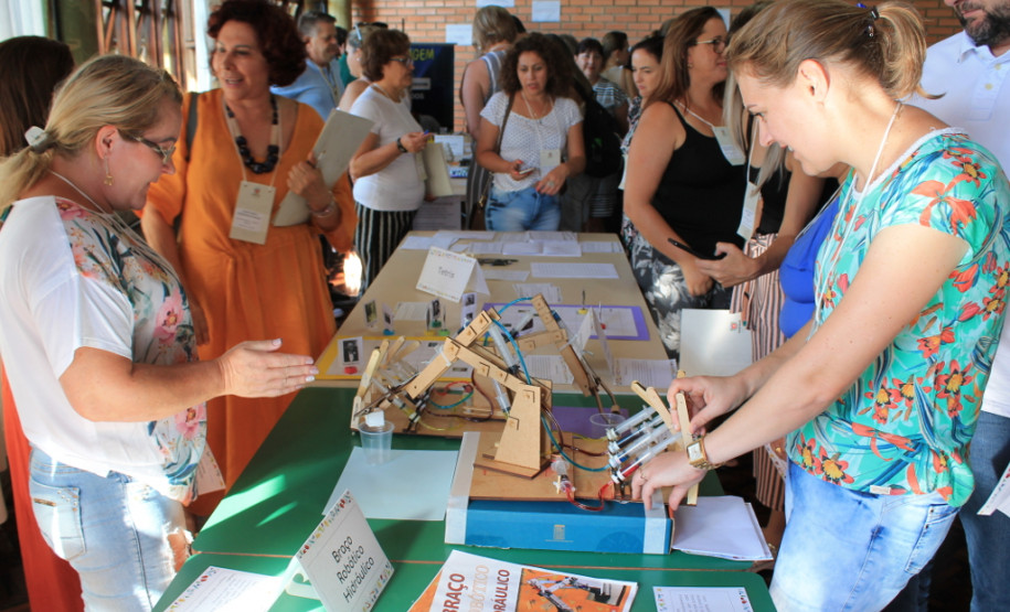 Nos dois dias de cursos os servidores participaram de oficinas de avaliação (diagnóstico e plano de ação), liderança, hora atividade, tecnologia e inovação, e gestão de sala de aula.