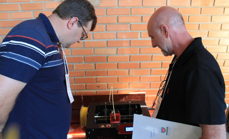 Nos dois dias de cursos os servidores participaram de oficinas de avaliação (diagnóstico e plano de ação), liderança, hora atividade, tecnologia e inovação, e gestão de sala de aula.