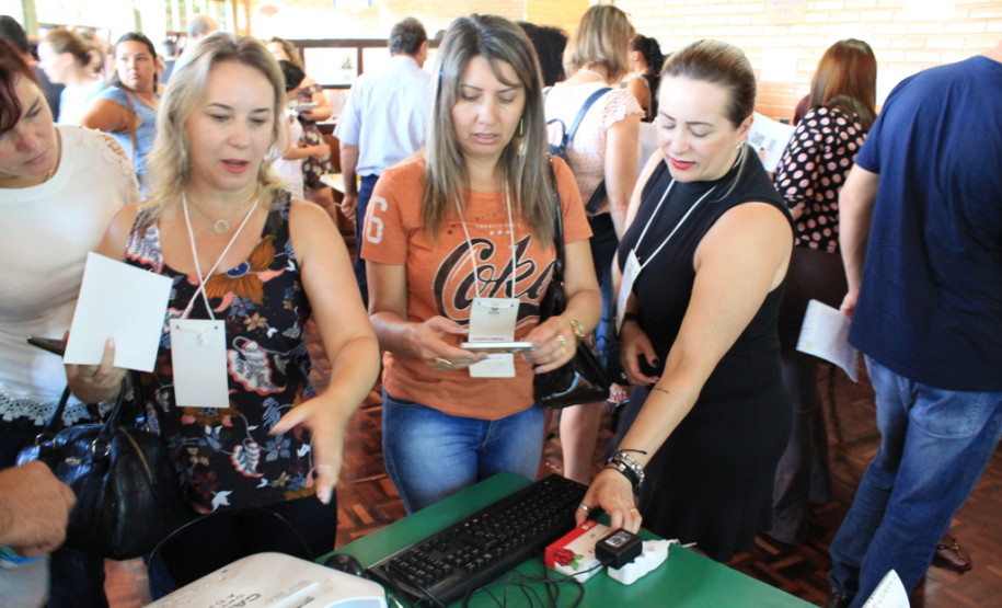 Nos dois dias de cursos os servidores participaram de oficinas de avaliação (diagnóstico e plano de ação), liderança, hora atividade, tecnologia e inovação, e gestão de sala de aula.