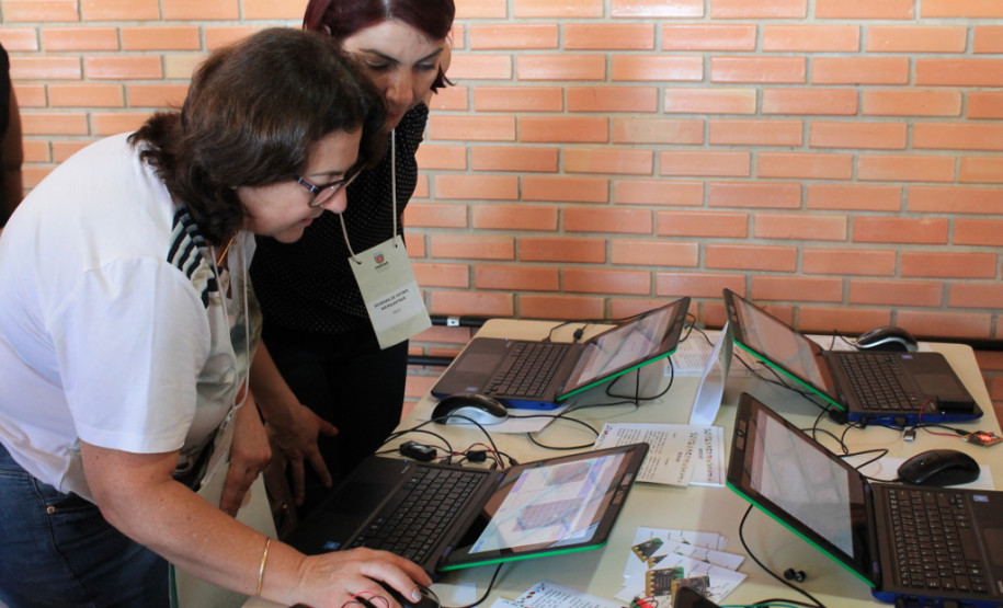 Nos dois dias de cursos os servidores participaram de oficinas de avaliação (diagnóstico e plano de ação), liderança, hora atividade, tecnologia e inovação, e gestão de sala de aula.