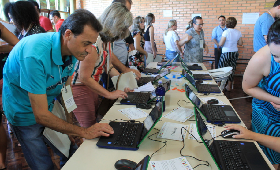 Nos dois dias de cursos os servidores participaram de oficinas de avaliação (diagnóstico e plano de ação), liderança, hora atividade, tecnologia e inovação, e gestão de sala de aula.