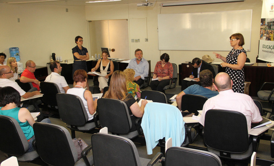 Participaram da reunião a equipe da Diretoria de Políticas e Programas Educacionais (DPPE) da SEED, representantes das universidades públicas do Paraná, da Secretaria de Ciência Tecnologia e Ensino Superior (SETI) e da Coordenação de Aperfeiçoamento de Pessoal de Nível Superior (Capes), do Ministério da Educação.
