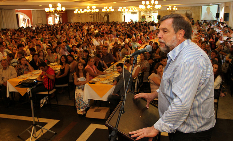 Arns defendeu a descentralização dos investimentos nas escolas públicas. “Implantamos um sistema totalmente democrático. Queremos dar autonomia e dinâmica para as escolas investirem em obras de acordo com a necessidade própria”, disse o secretário.