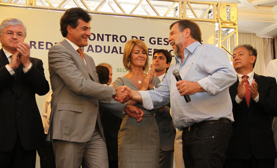 O governador Beto Richa anunciou nesta segunda-feira (05/03) que o governo estadual enviará na próxima semana uma mensagem para a Assembleia Legislativa propondo a ampliação das gratificações dos gestores das escolas da rede estadual de ensino e das Associações de Pais e Amigos dos Excepcionais (Apaes).