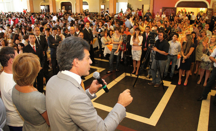 A medida irá alterar o plano de carreira da categoria e vai beneficiar cerca de oito mil profissionais da educação, entre diretores, diretores auxiliares e secretários. “O nosso compromisso é investir na valorização dos profissionais que fazem a educação desse Estado e trabalhar em conjunto para oferecer um ensino cada vez melhor às nossas crianças”, disse Richa.