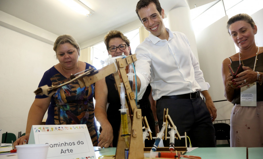 Secretaria de Estado da Educação encerrou nessa quarta-feira (30), em Curitiba, o Seminário de Diretores – Aprendizagem em Foco 2019. Cerca de 2,4 mil profissionais, entre diretores, chefes de Núcleos Regionais de Educação (NREs) e técnicos pedagógicos, participaram das três etapas do curso realizadas na capital e em Pinhão (no Centro-Sul do Estado).