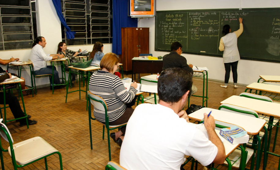 Qualquer pessoa com 15 ou mais anos de idade que deseja voltar para a sala de aula pode procurar uma escola que oferta EJA e verificar se há vagas disponíveis.
