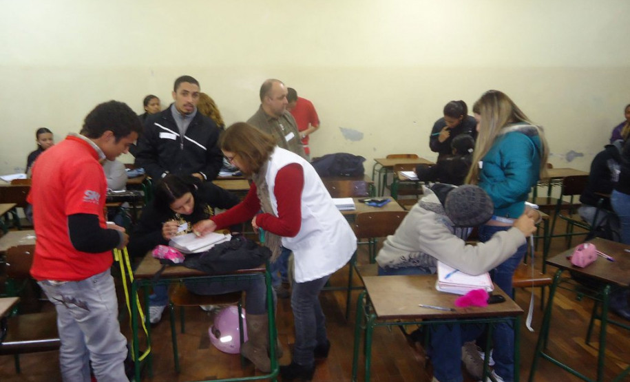 Colégio Estadual José Bonifácio, de Paranaguá, realiza oficinas para estimular alunos dos cursos técnicos à pesquisa, além do conhecimento profissional.