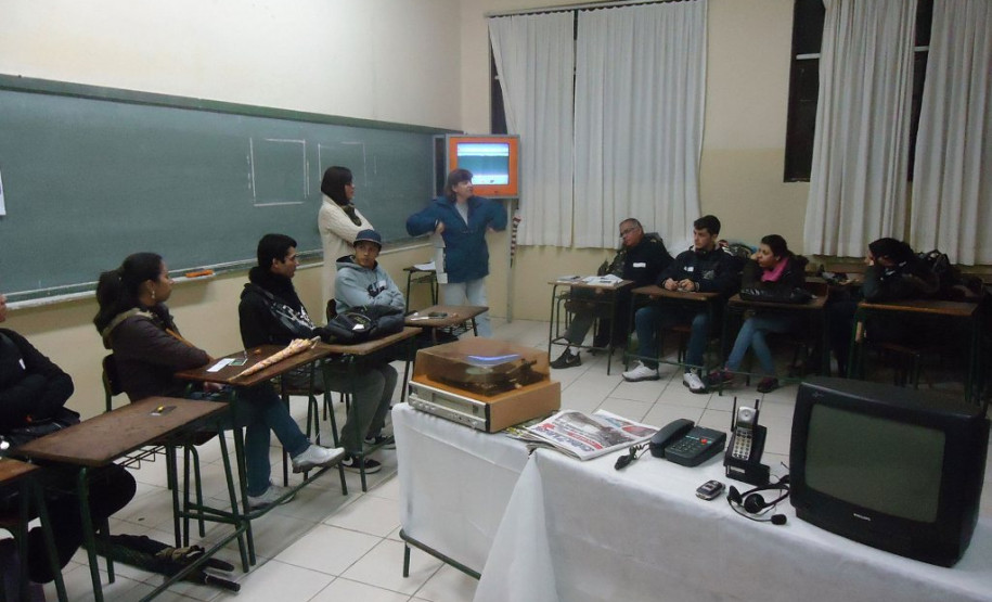 Colégio Estadual José Bonifácio, de Paranaguá, realiza oficinas para estimular alunos dos cursos técnicos à pesquisa, além do conhecimento profissional.