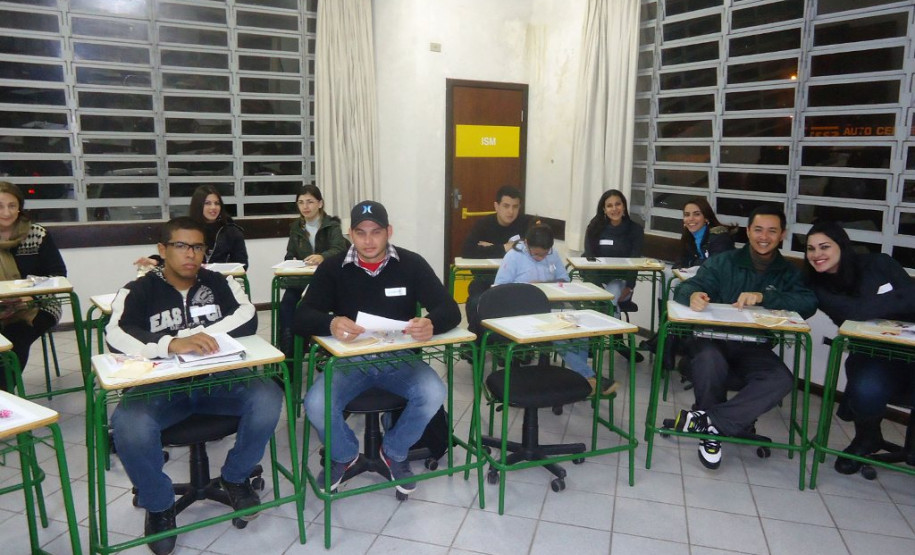 Colégio Estadual José Bonifácio, de Paranaguá, realiza oficinas para estimular alunos dos cursos técnicos à pesquisa, além do conhecimento profissional.