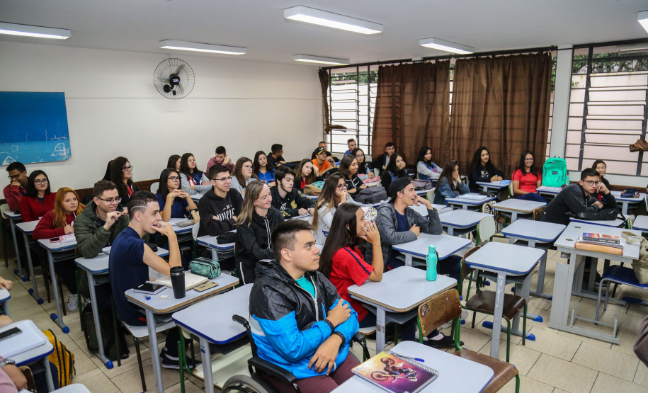 O secretário de Educação Renato Feder em visita na Escola Estadual São Cristóvão no início do ano letivo. Curitiba, 14/02/2019 -  Foto: Geraldo Bubniak/ANPr